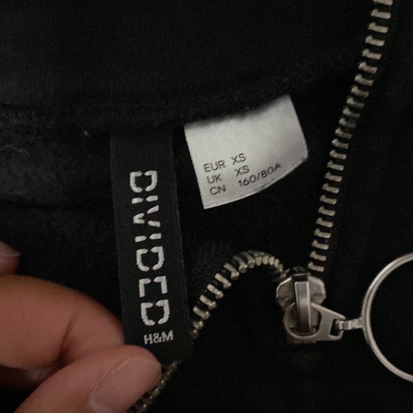 Black sweater with yellow and white sleeves - Picture 3 of 3